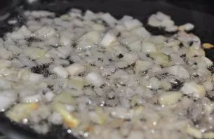 So, heat the fat obtained after frying the cutlets, add the diced onions to them, fry the onions until golden brown.