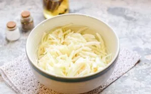 Cut the cabbage into small strips.
