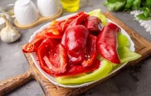 Remove the seeds, cut the pulp into 4 parts.