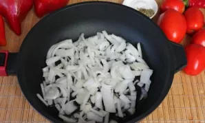 Pour the chopped onion into the pan with vegetable oil and put to fry.