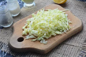 Cut peking cabbage into small strips.