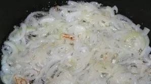 Heat the oil in the cauldron. Fry the onion in it until tender.