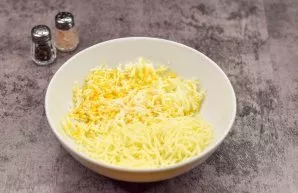 Cool and peel the egg, then grate on a fine grater and transfer to a plate. Also grate the cheese on a fine grater and add to the egg.