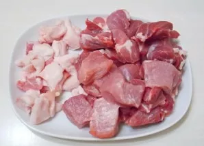 Wash the pork and fat with cold water and pat dry. Cut into pieces.