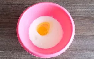 We start with the dough. Mix kefir, egg, and a pinch of salt in a bowl.