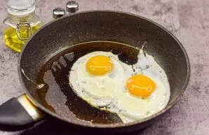 Heat the pan and pour in a little oil, beat a few eggs. Fry the eggs over low heat for 3-4 minutes, add salt and pepper to taste.
