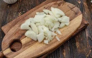 Peel the onion and cut into small cubes.