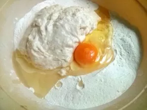 Beat the egg into the flour, add salt, sugar, vegetable oil, vodka, remaining water.