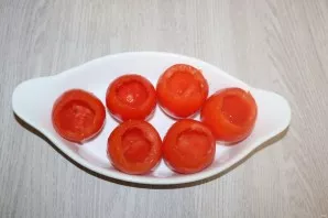 Rinse the tomatoes, carefully remove the core. Lay out the prepared tomatoes in a baking dish.
