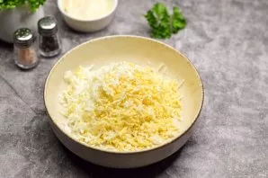 Boil chicken eggs for 10 minutes, then cool and peel. Grate the eggs on a fine grater and put in a bowl.
