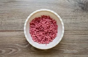 Finely chop the sausage and put it in a bowl.