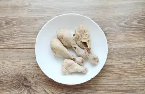 Pour water into the pot, add a little salt, add the washed and chopped chicken and cook on medium heat for 30 minutes after boiling, remo...