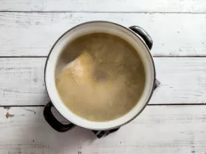 Pour water into the pot, put the chicken in it and put it on the fire. Cook the chicken until cooked over medium heat.