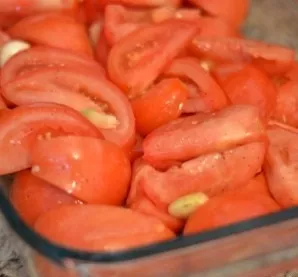 Take a baking dish, lay out the tomatoes with overlay. Sprinkle the top with olive oil. Also put peeled and coarsely chopped garlic. Salt...