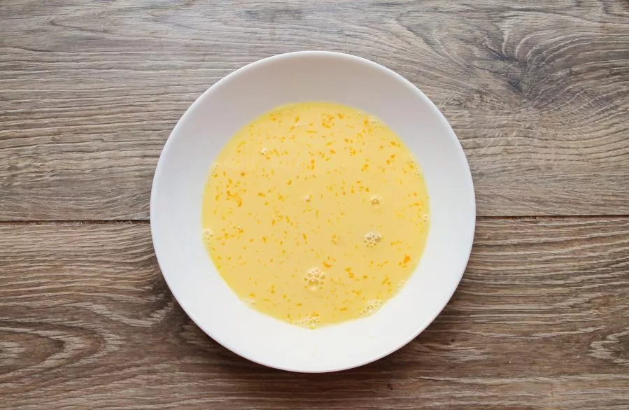 Put an egg in a bowl, add a pinch of salt and pour milk. Mix everything well until smooth.