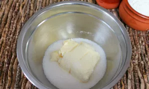 Mix sugar, salt and soft butter.