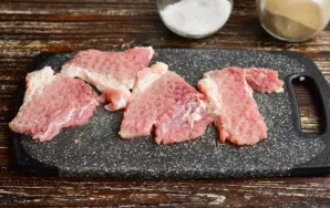 Wash the meat and chop it just like for steaks. Immediately strike well with a hammer.