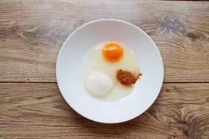 Pour sugar into a bowl, add salt, cinnamon and knock out an egg. Mix everything thoroughly.