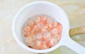 Peel the shrimp, rinse and leave for a couple of minutes to drain excess water.