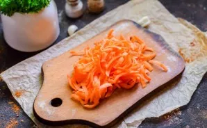Peel the carrots and grate on a medium grater.