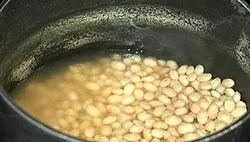 Then put the beans in a saucepan, pour water and cook until tender. If you like spicy (very spicy), you can throw chili pepper into a sau...