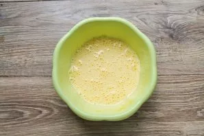 Break the eggs into the bowl and add the sugar, whisk until fluffy.