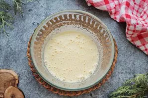 Break an egg into a bowl, add sugar, vanilla sugar and beat until fluffy.