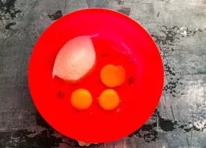 In a deep container, we beat the eggs, add sugar and beat everything well with a mixer until the mass increases.