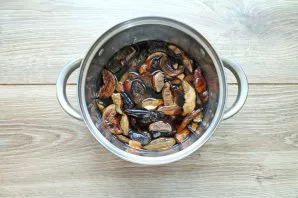 Soak dry mushrooms for 8 hours and cook for 40-50 minutes until tender. Shake the mushrooms into a sieve and let the broth run off.