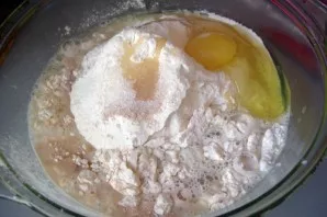 Now lets make the dough, in a bowl we mix the flour, egg, yeast, water, sugar, salt and vegetable oil.