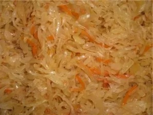 Meanwhile, squeeze the juice of sauerkraut and fry a little (you can add a little sugar to taste).