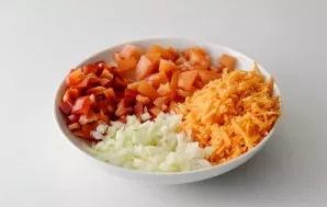 Cut peppers, tomatoes and onions into small cubes. Grate the carrots on a coarse grater.
