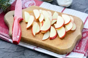 Cut the apples into thin slices.