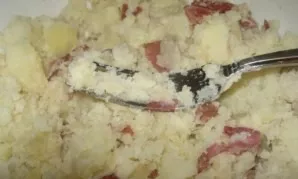 Drain the water. Add oil to the potatoes, crush everything with a fork.