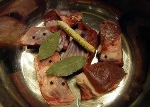 Prepare the broth from beef and spices. Fill them with cold water and cook for at least 2 hours. At the end of cooking, salt.