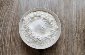 Sift flour into a bowl, add baking powder and salt, vanillin, mix.