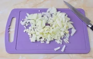 Peel the onion and rinse in cold water. Then finely chop the onion.