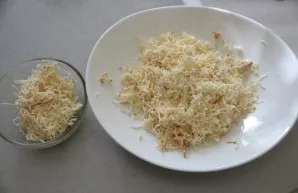 Grate the smoked cheese, put part of the cheese on a separate plate.