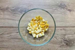 Peel the eggs and cut into cubes, put in a salad bowl.