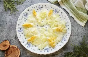 Tear the lettuce leaves into pieces and put them on a serving plate. Peel the eggs and cut into slices and put on top of the salad.