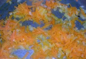 Fry onions and carrots in vegetable oil until golden brown.