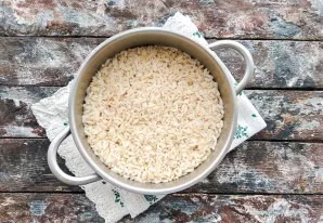 Rinse the rice well and cook until half cooked.