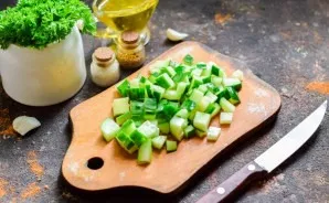 Wash and dry the cucumbers, cut into small cubes.