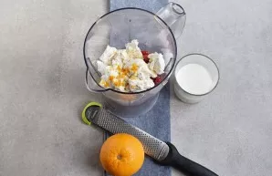 Put the berries in a blender bowl, add the marshmallows chopped into pieces, sprinkle with sugar. Squeeze the juice of half an orange and...