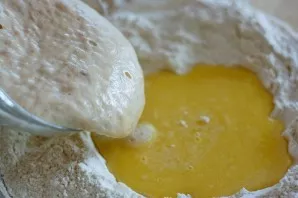 When bubbles begin to appear on the yeast, it means that they can also be added to the flour. In this recipe, only fresh yeast must be us...