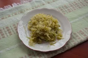 Grate the cucumber with a fine grater. Then it will be juicier and more pleasant to eat, in contrast to simply cutting cucumbers.
