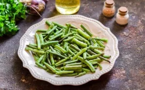 Wash and dry the beans, then cut them into small pieces.