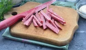 Cut the smoked sausage into strips.