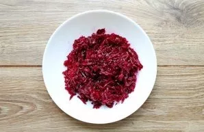 Boil the beets until soft, cool and peel. Grate the beets with a coarse grater.