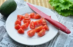 Cut the tomatoes into small slices.